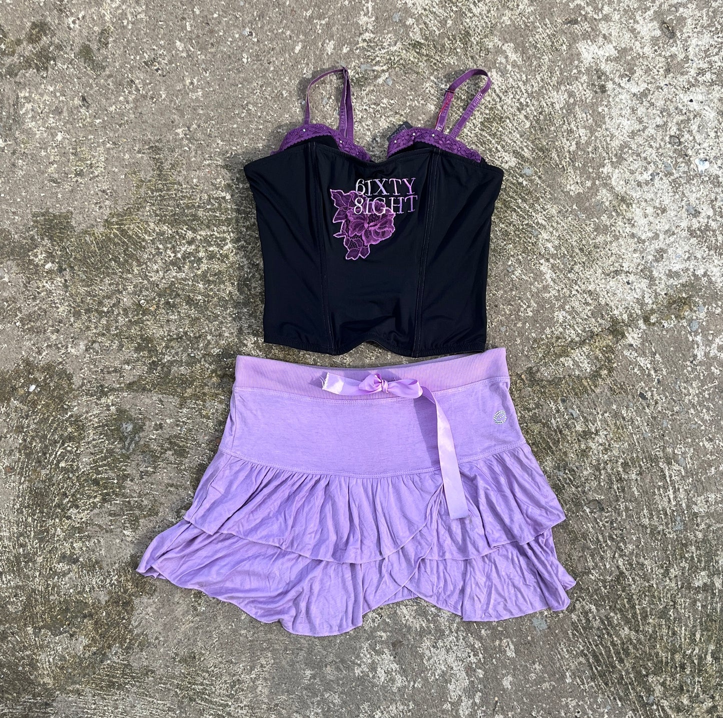 Mini jupe violette à volants et strass