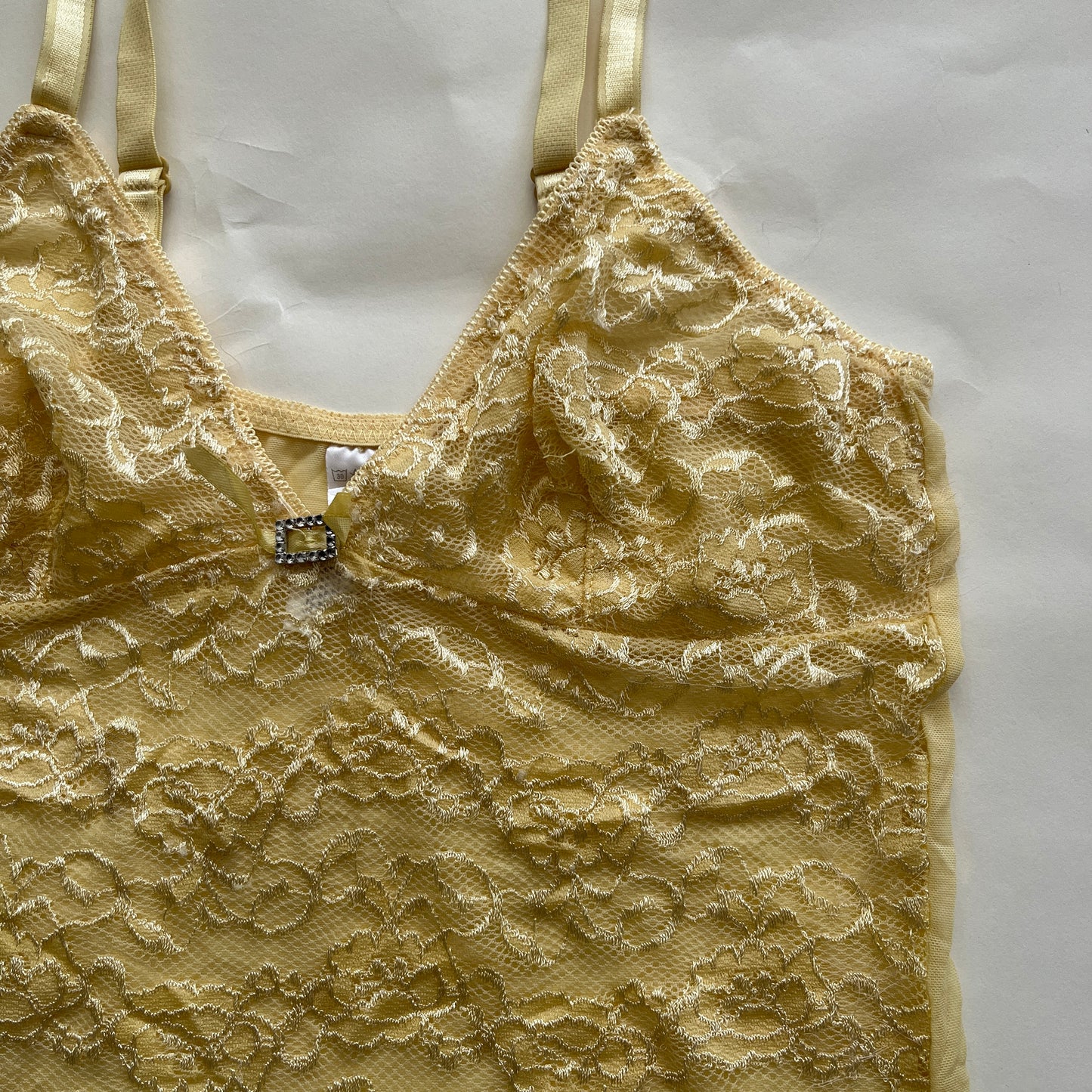 Top en dentelle jaune