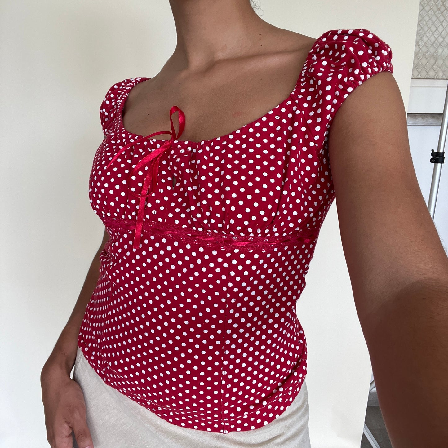 Top col bardot rouge à pois
