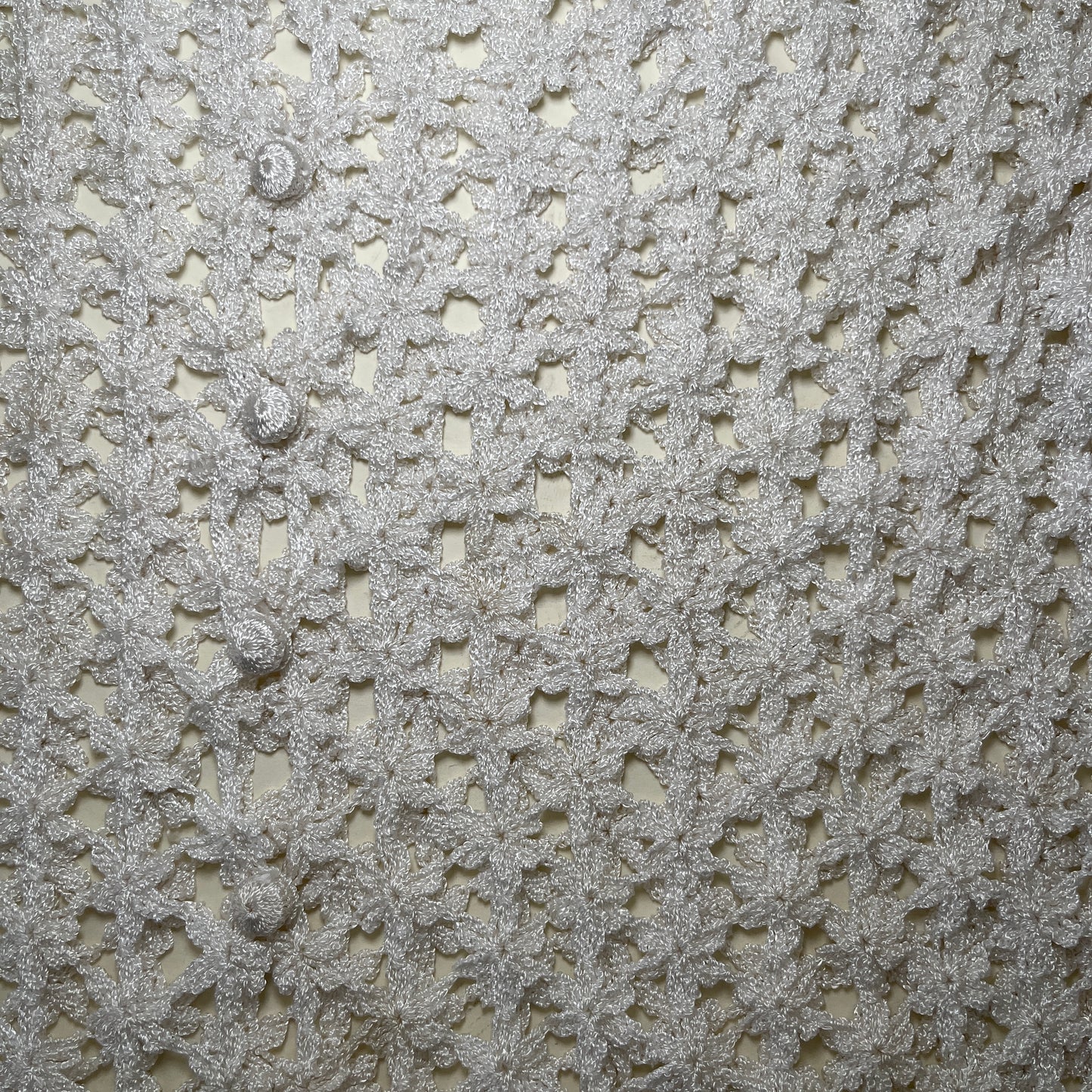 Gilet marguerite crocheté blanc