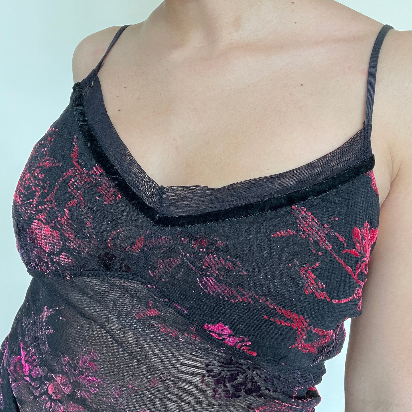 Top nuisette en mesh fleuri rose et noir