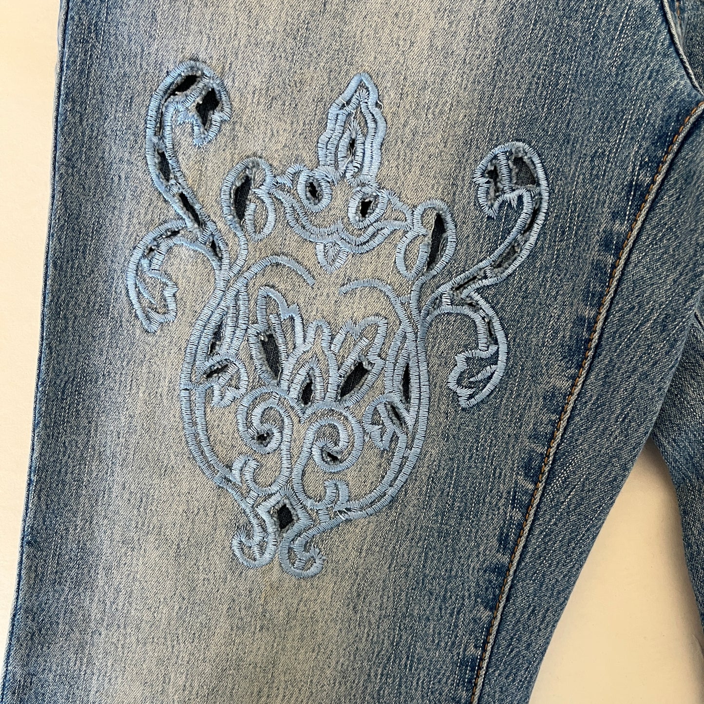 Jean flare motif broderie ajourée