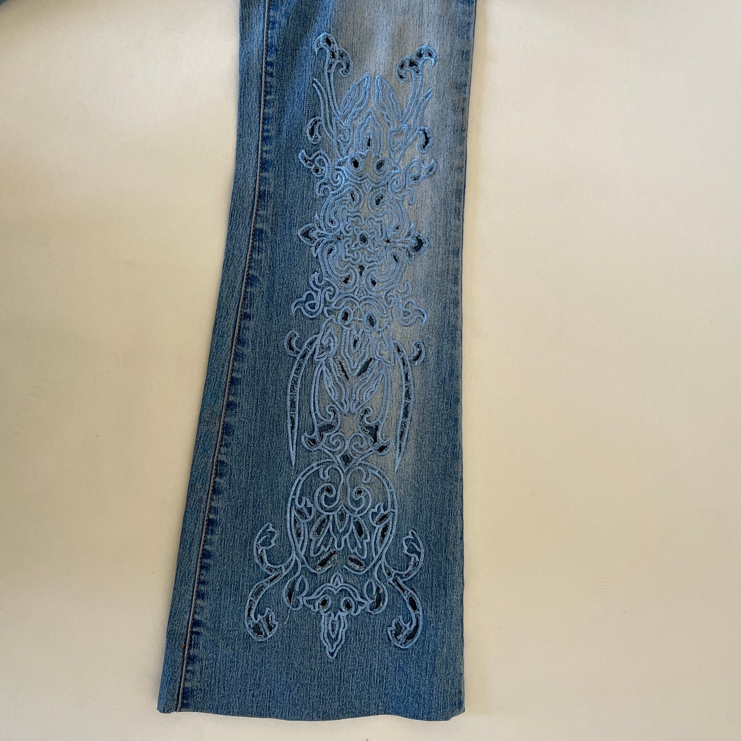 Jean flare motif broderie ajourée