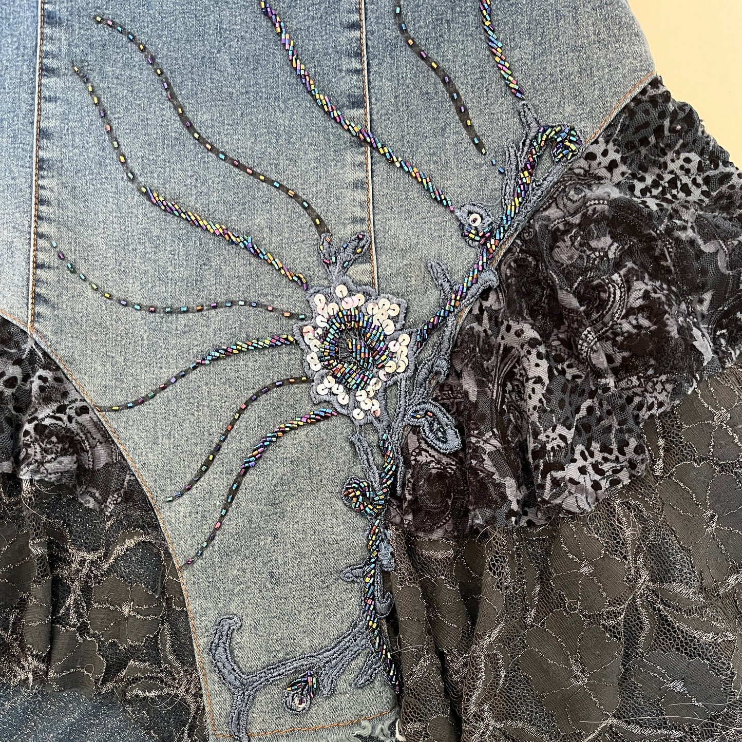 Jupe boho à perles et dentelle en denim bleu