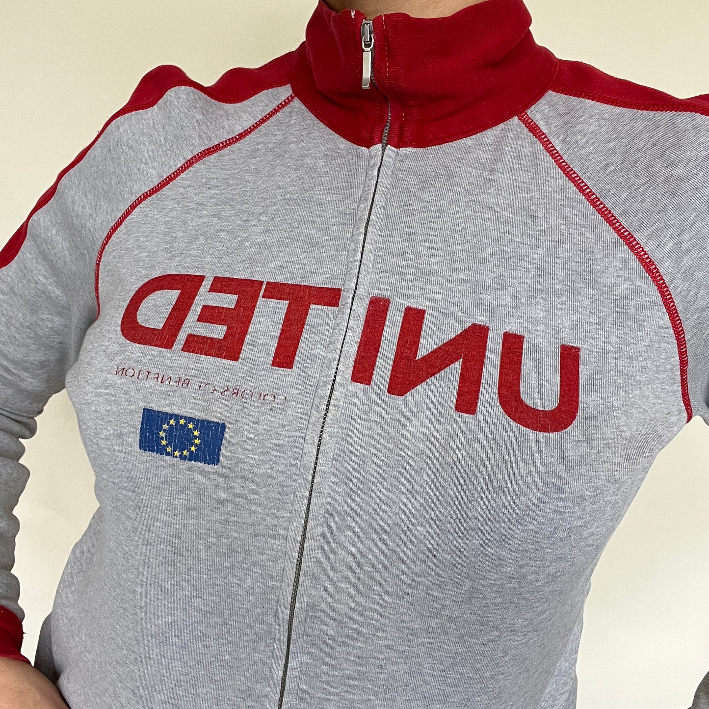 Veste de sport zippée rouge et gris