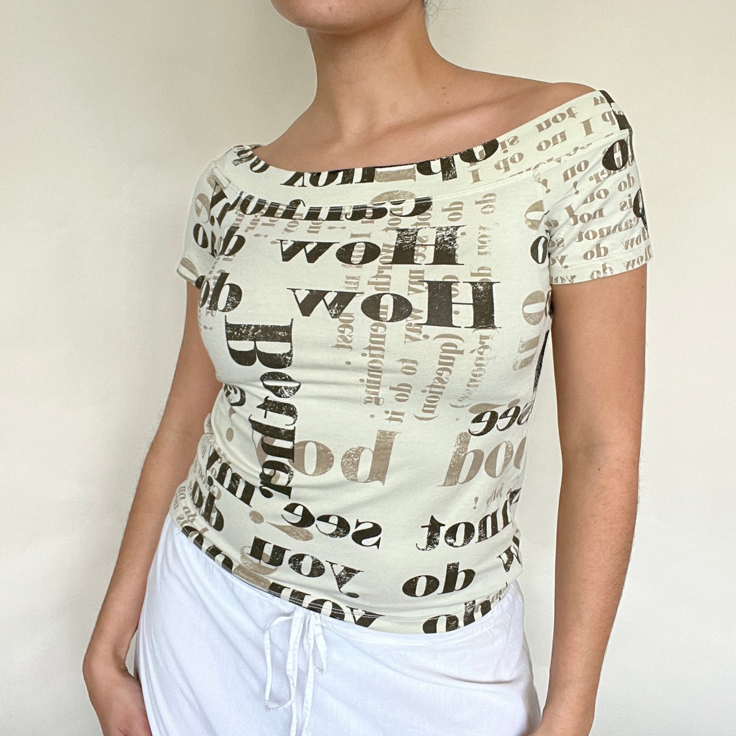 Top off shoulder graphique beige