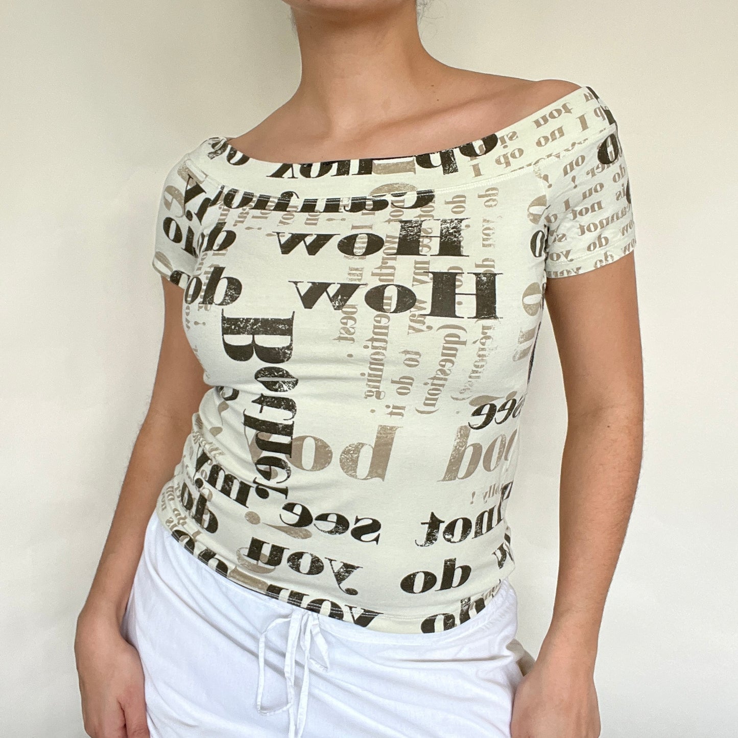 Top off shoulder graphique beige