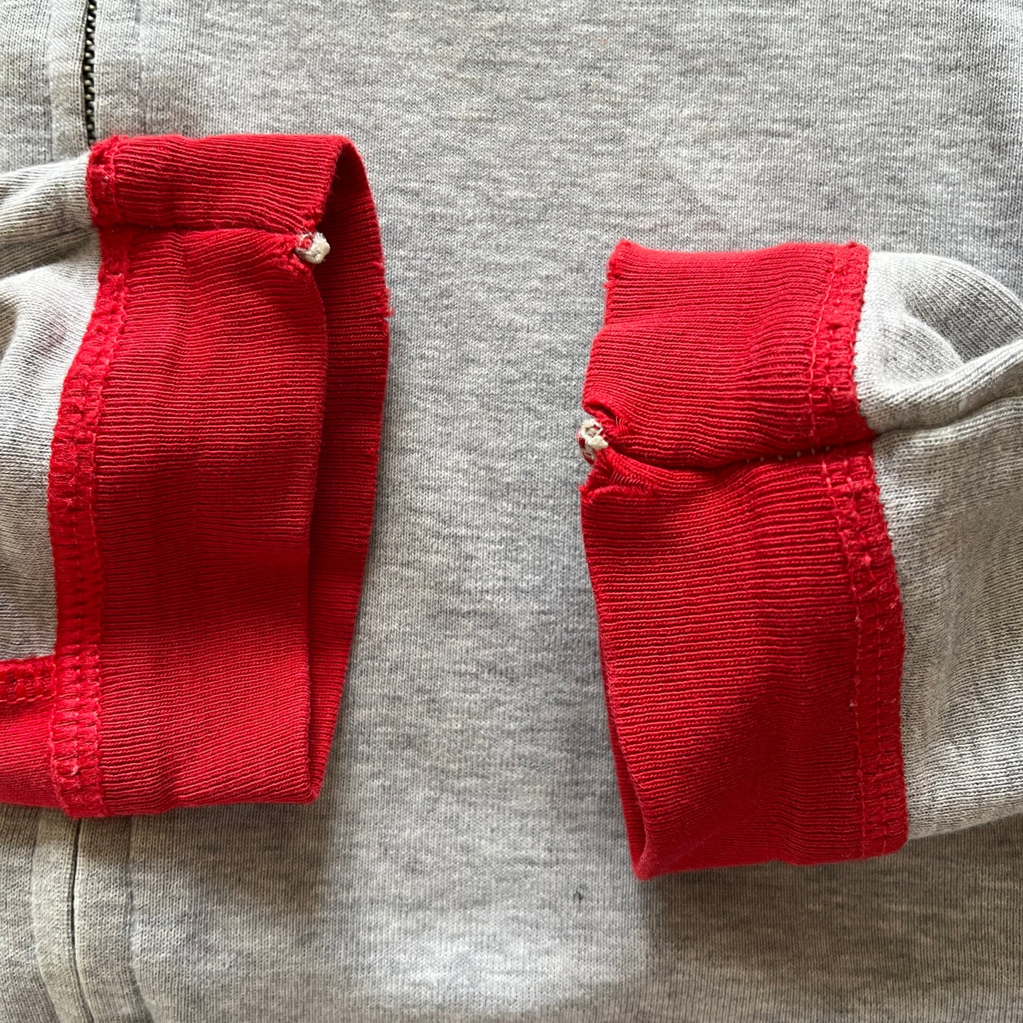 Veste de sport zippée rouge et gris