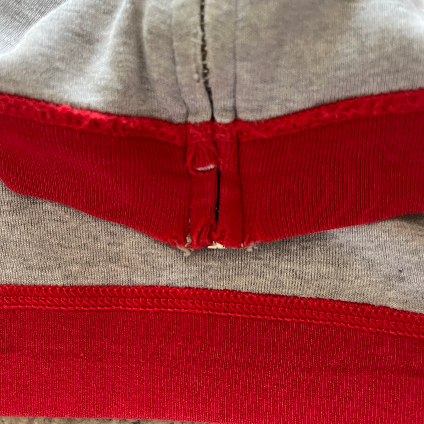 Veste de sport zippée rouge et gris