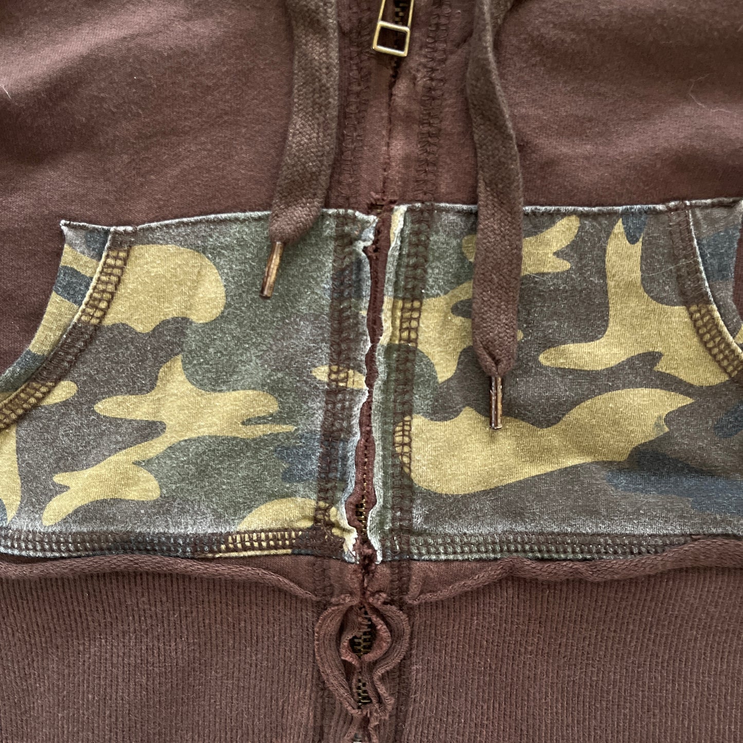 Hoodie court marron motif camo