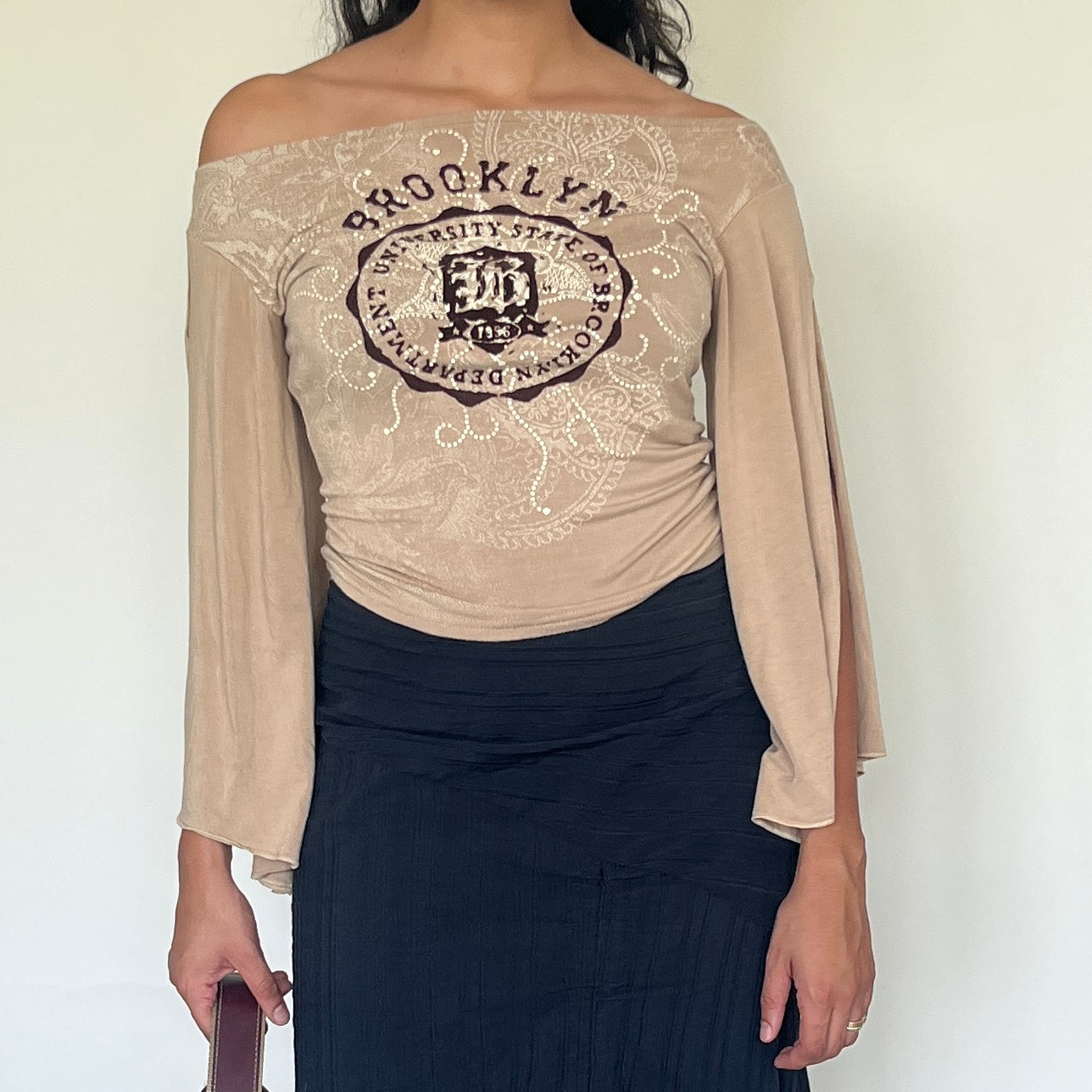 Top beige col bardot