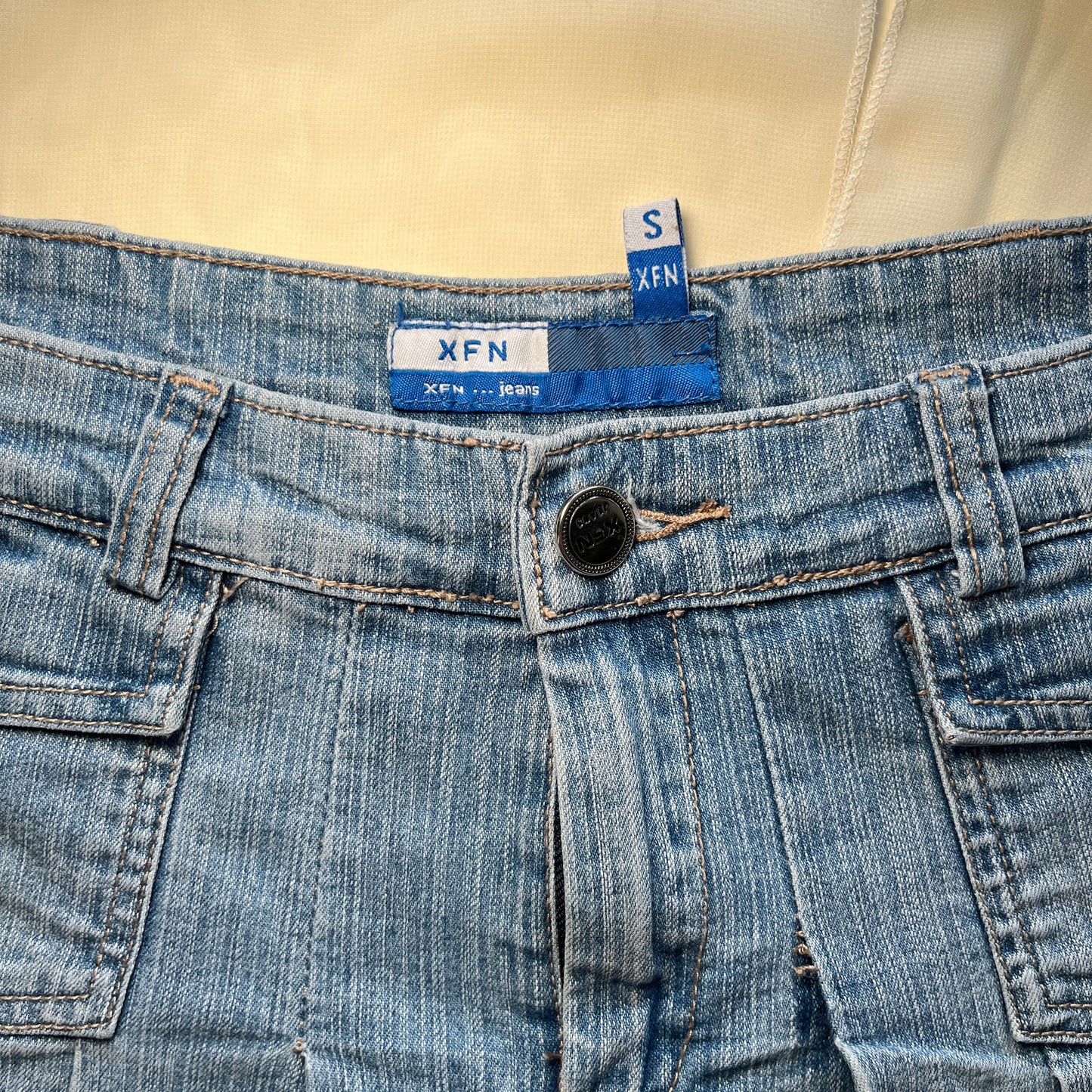 Mini jupe plissée en denim clair