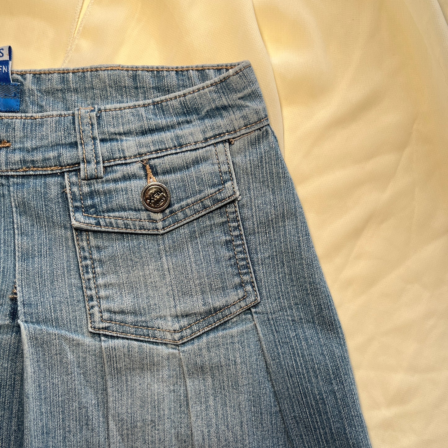 Mini jupe plissée en denim clair