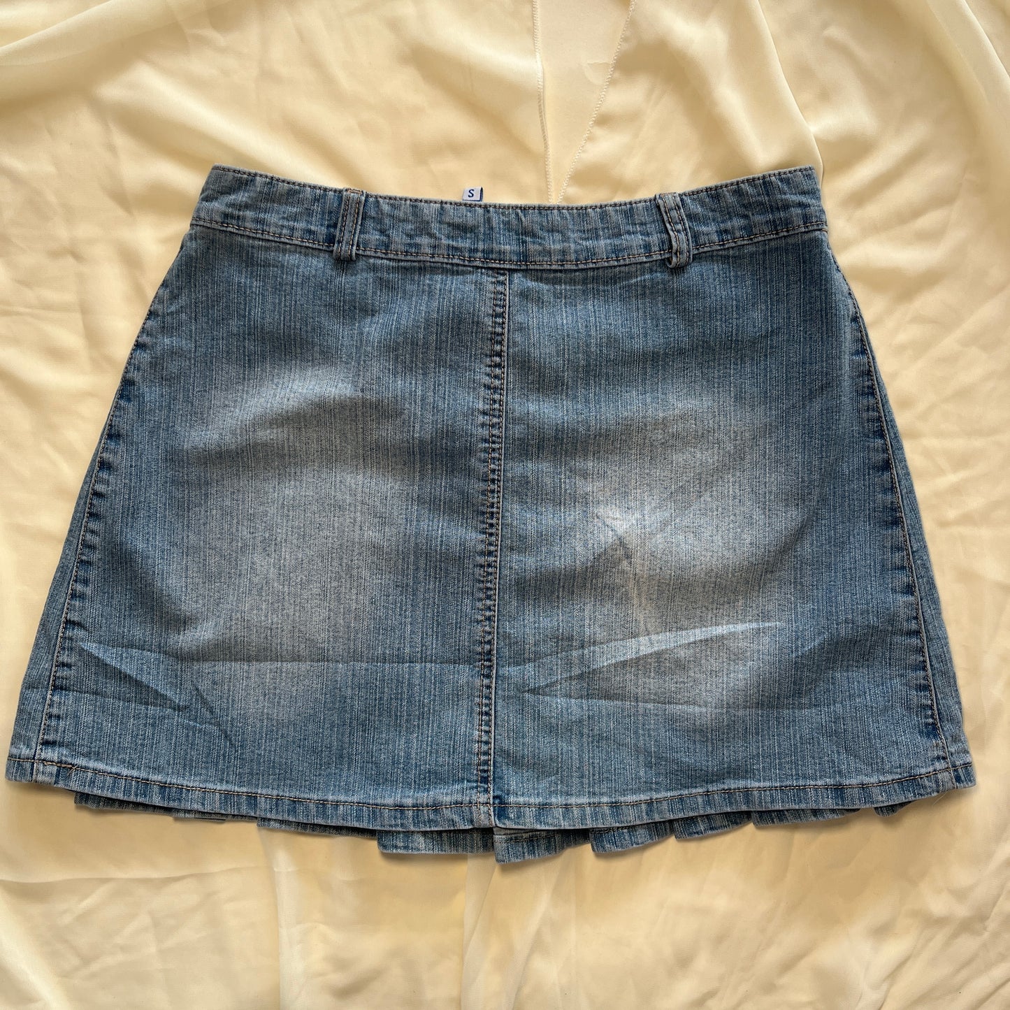 Mini jupe plissée en denim clair