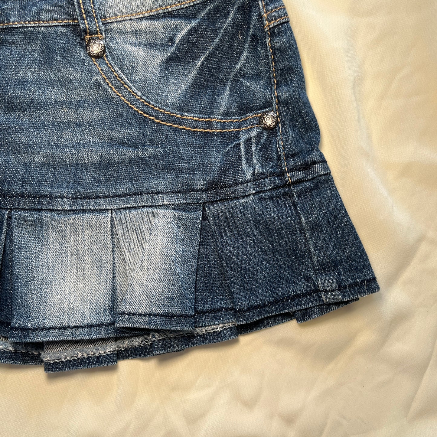 Micro jupe en denim délavé à volants