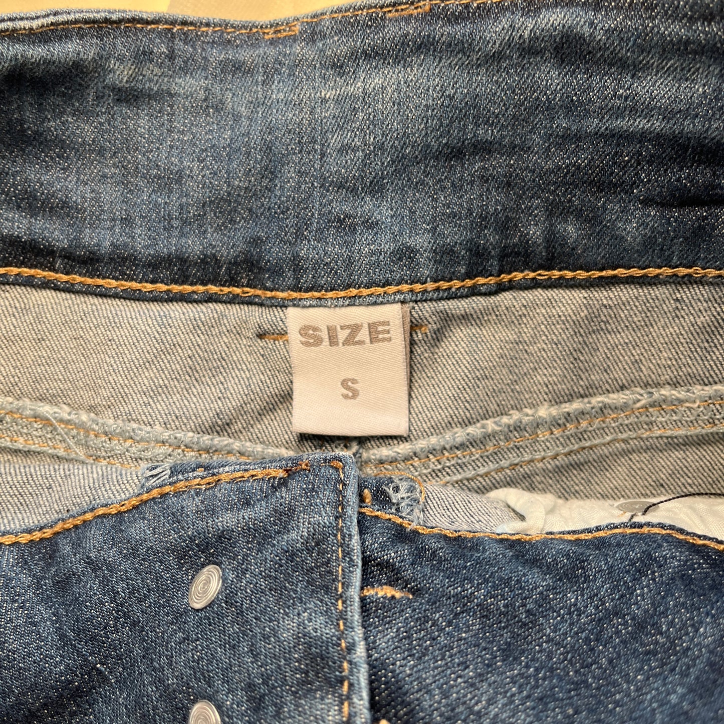 Micro jupe en denim délavé à volants