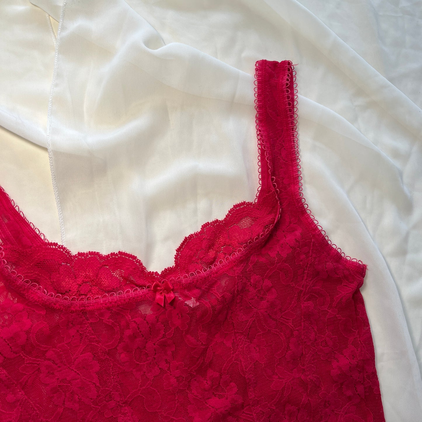 Top romantique effet corset en dentelle rouge