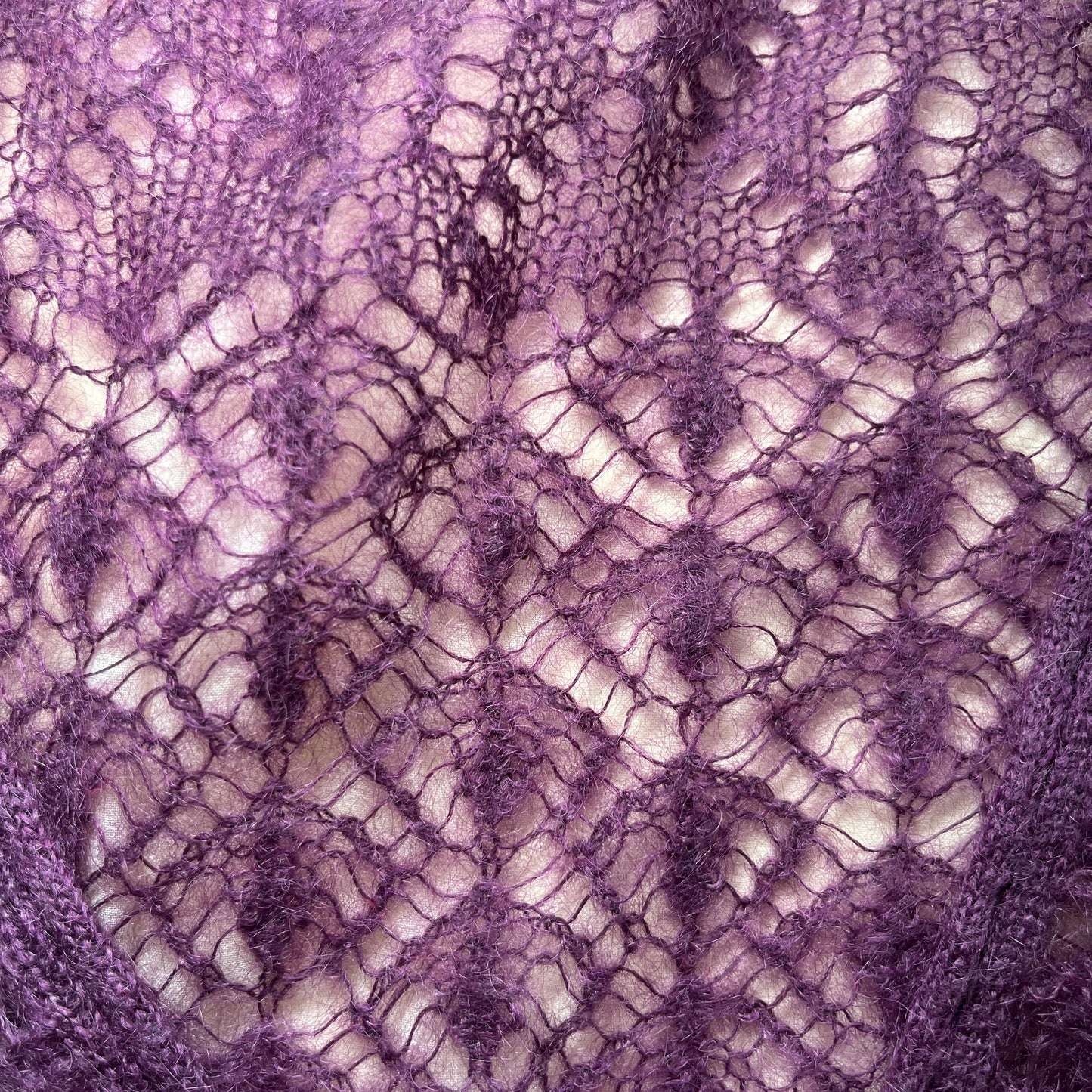 Pull cache coeur ajouré en mohair violet