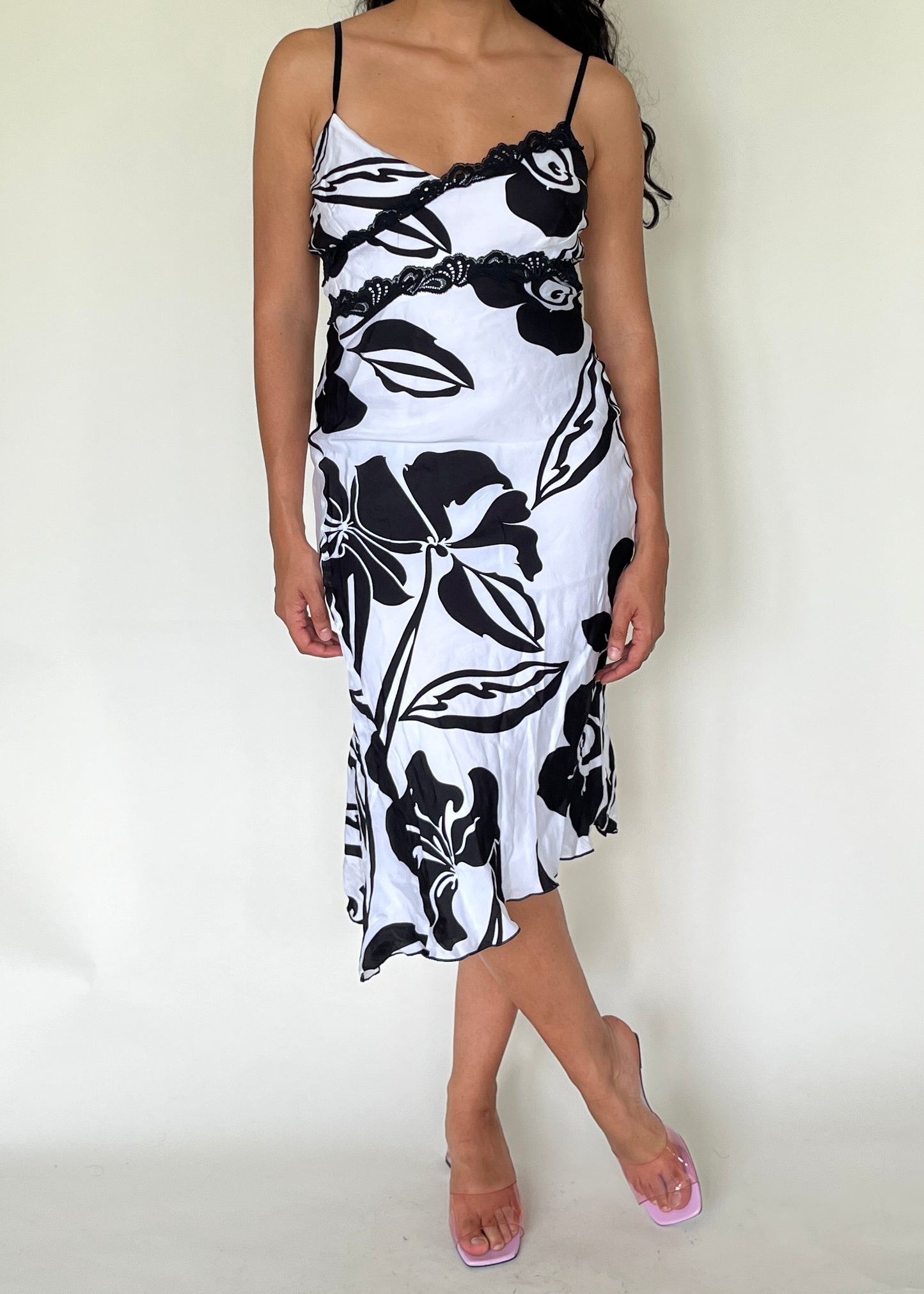 Robe longue asymétrique imprimé fleuri noire et blanche