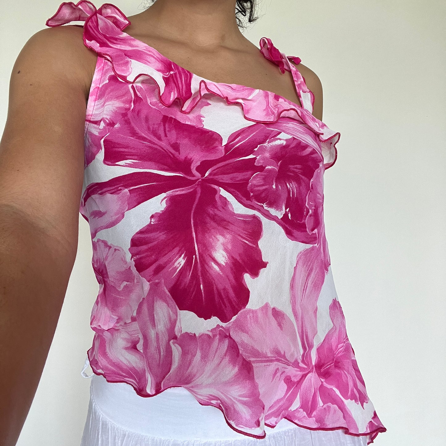 Top asymétrique blanc et rose à fleurs