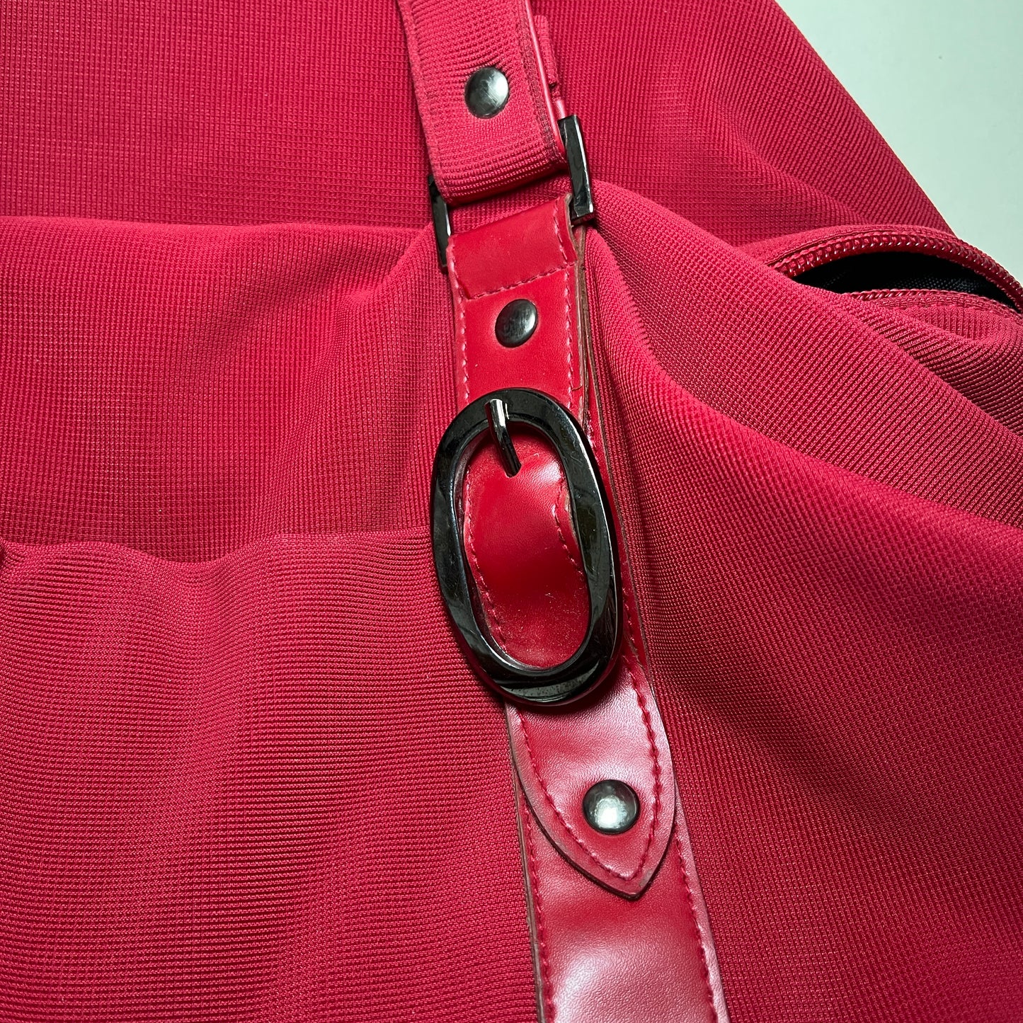 Sac à boucle métallique rouge