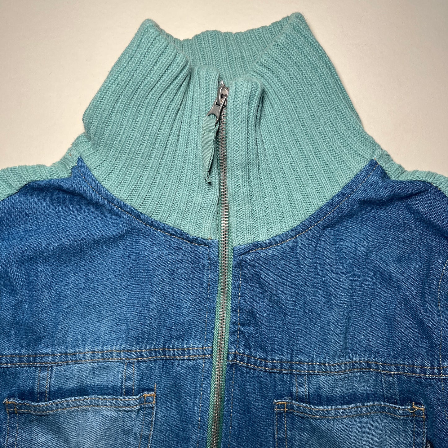 Veste zippée en denim et maille côtelée