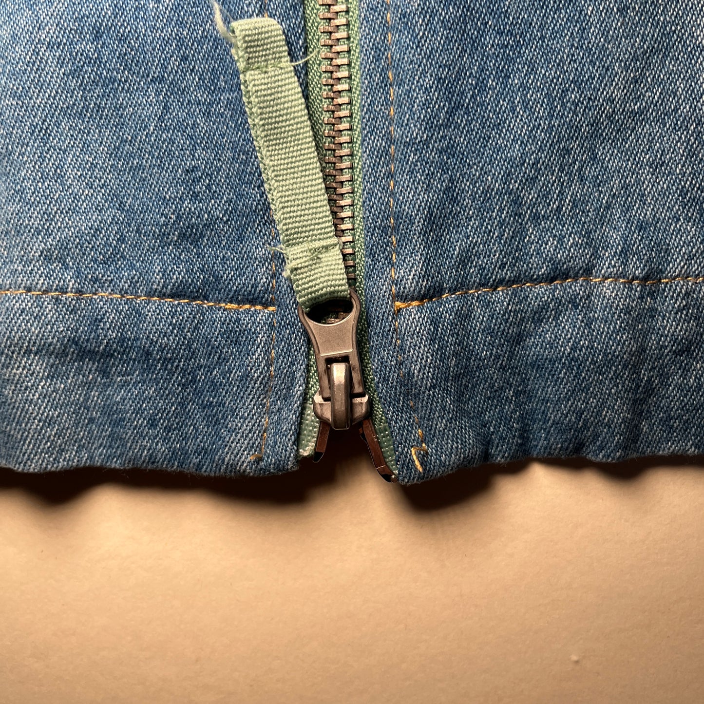 Veste zippée en denim et maille côtelée