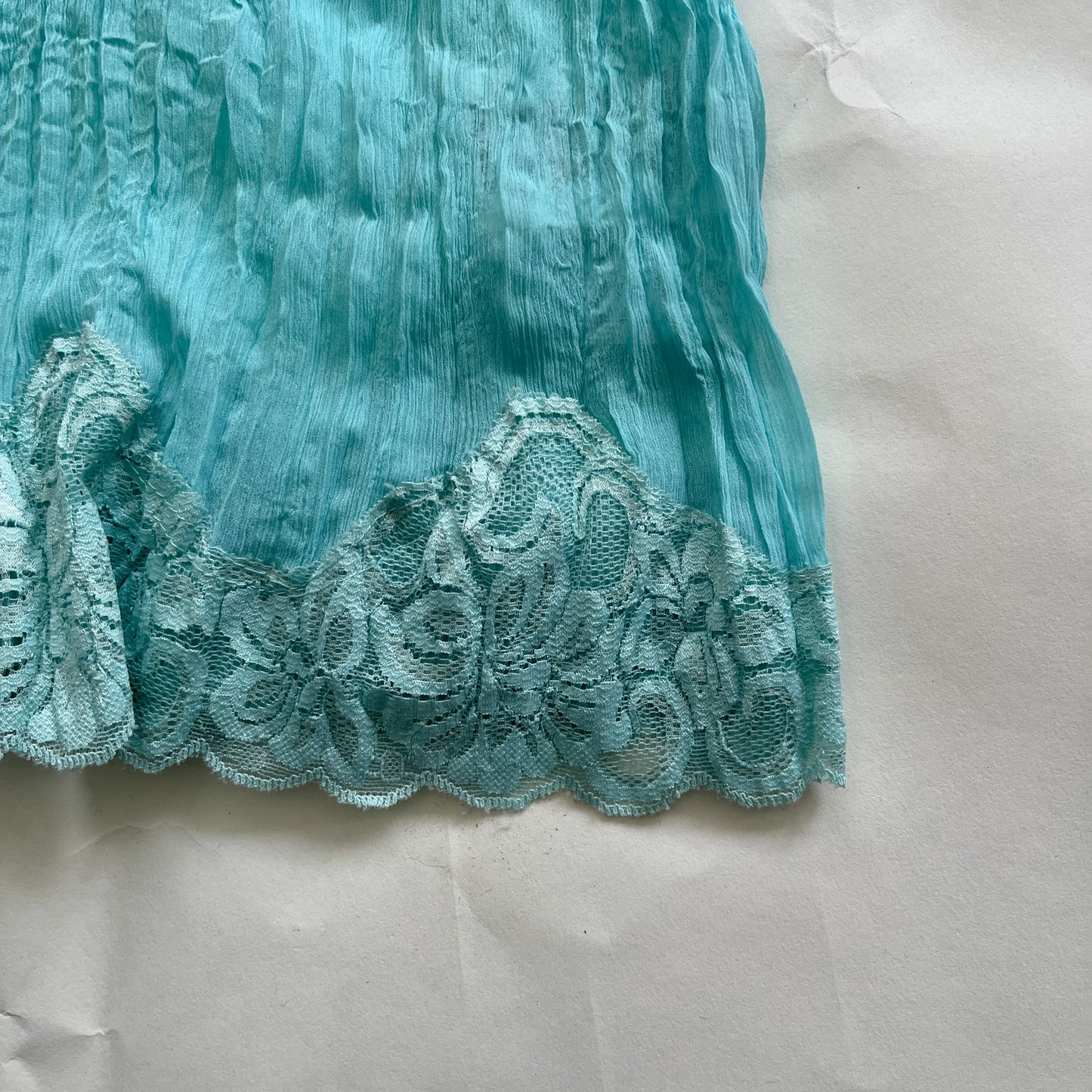 Débardeur en dentelle et perles bleu turquoise