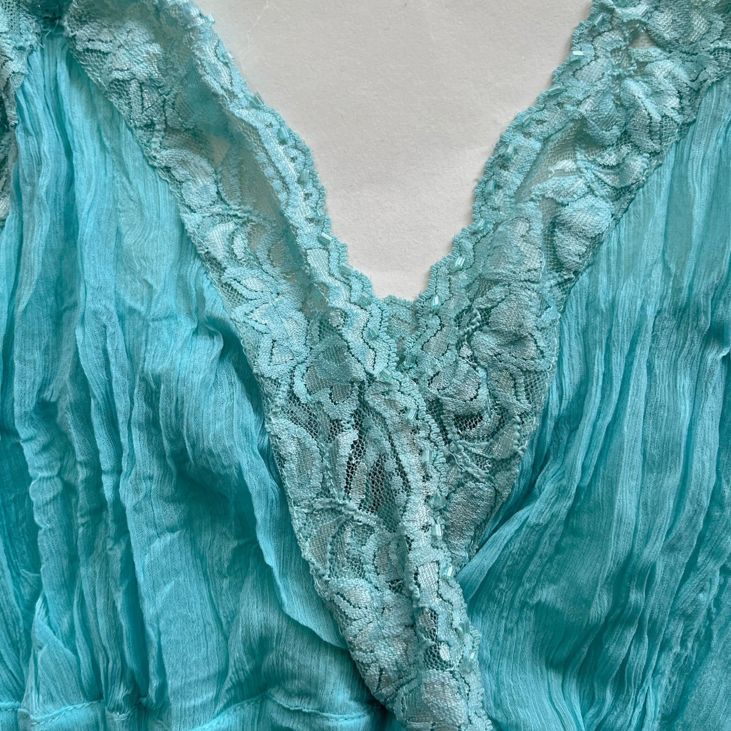 Débardeur en dentelle et perles bleu turquoise