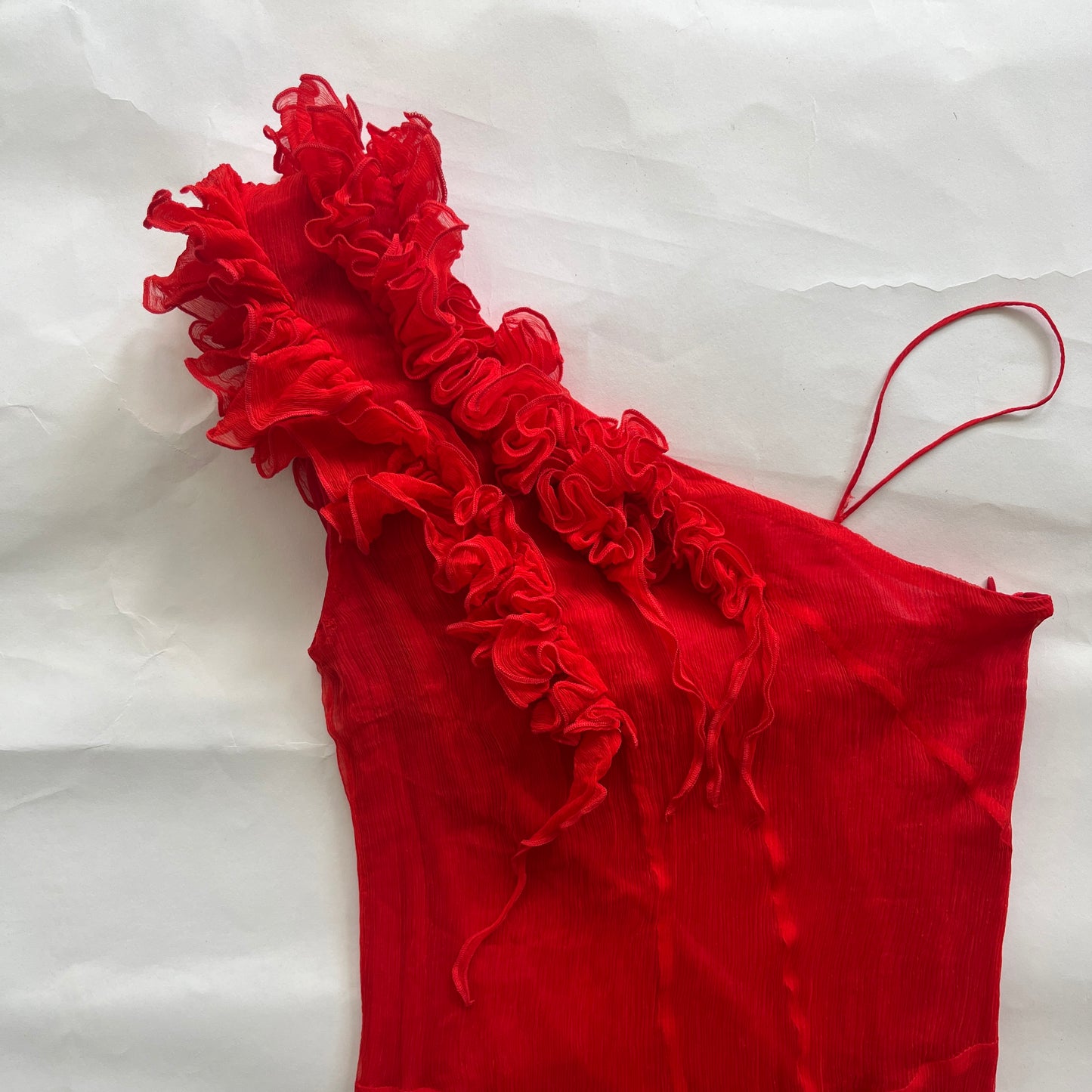 Robe rouge asymétrique