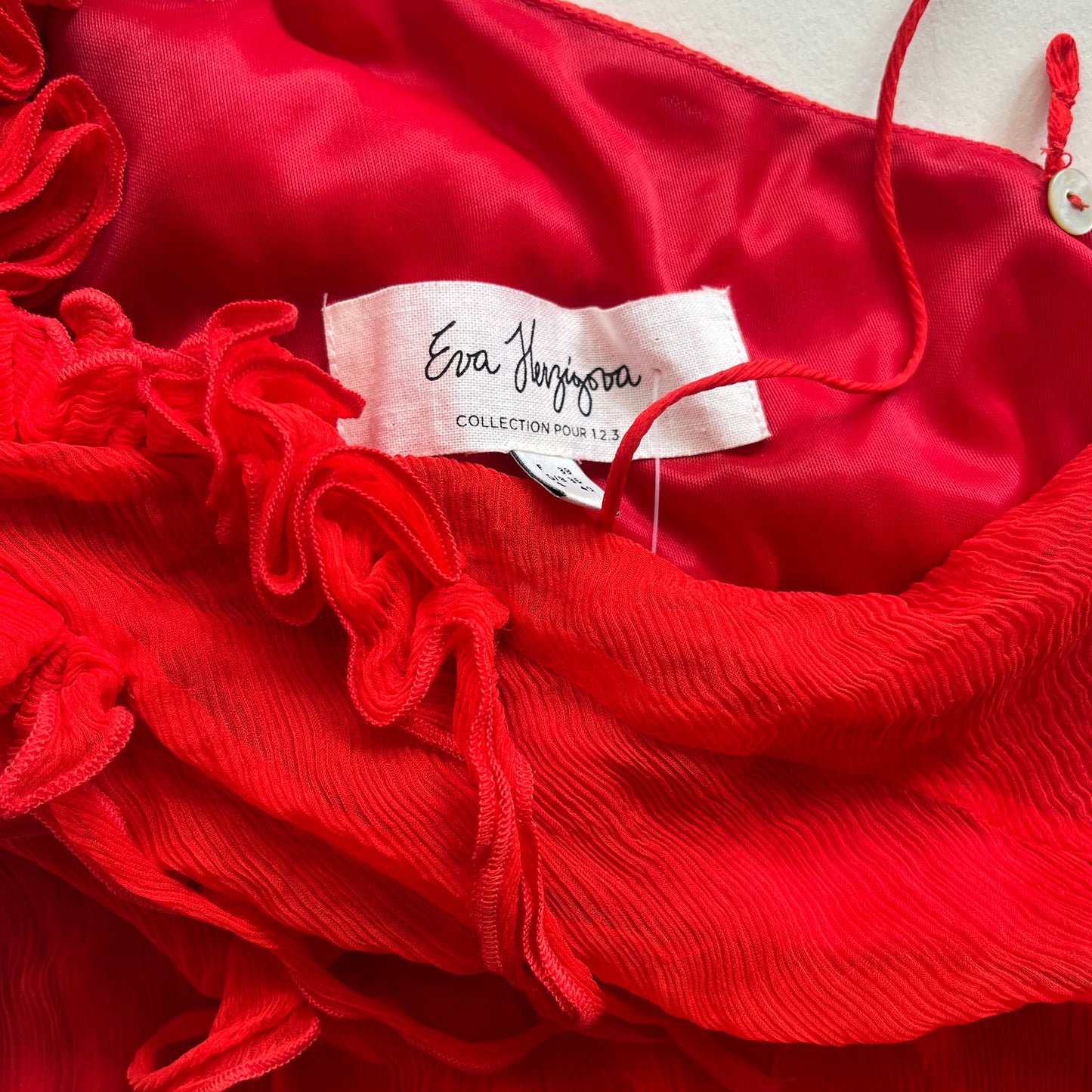 Robe rouge asymétrique