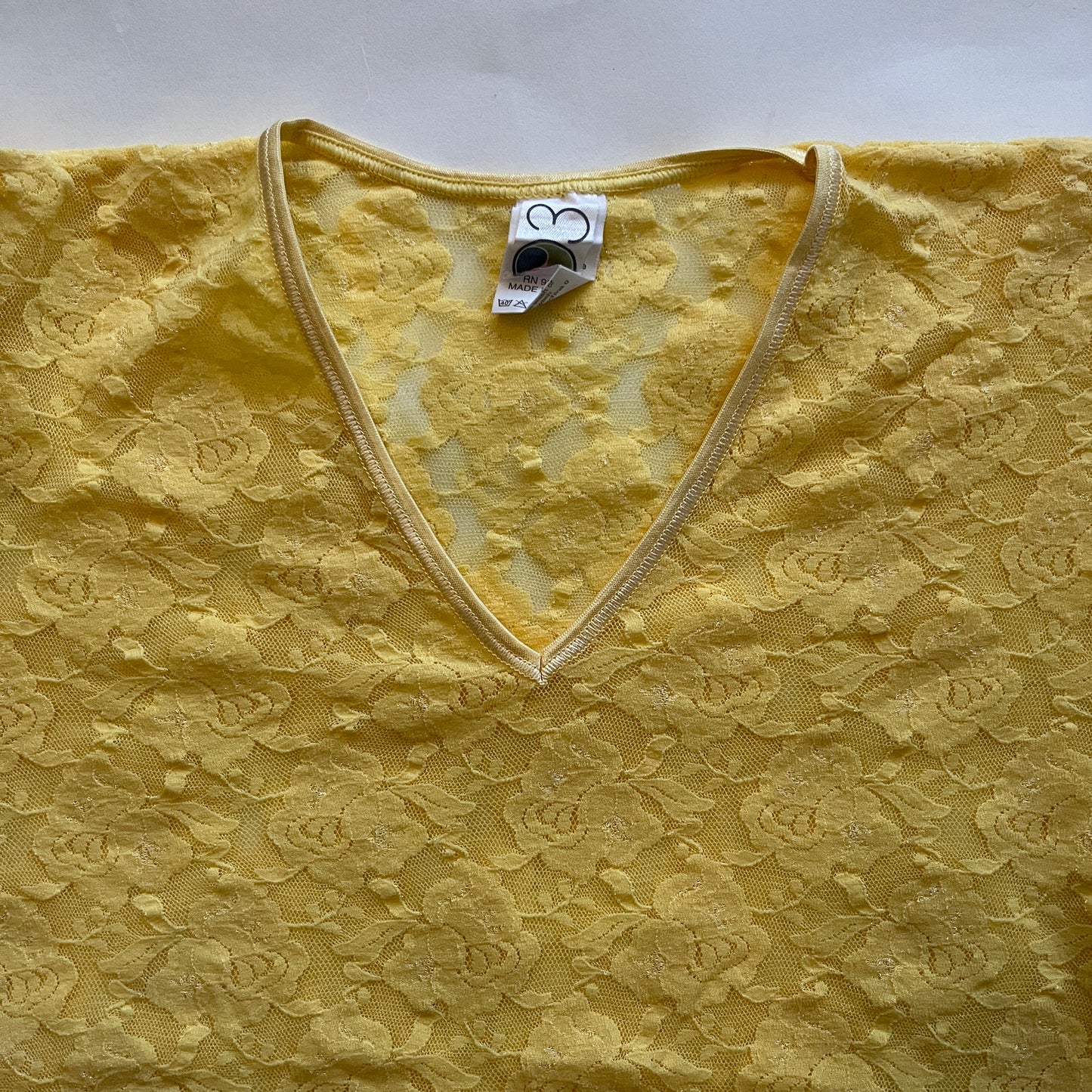 T-shirt jaune en dentelle