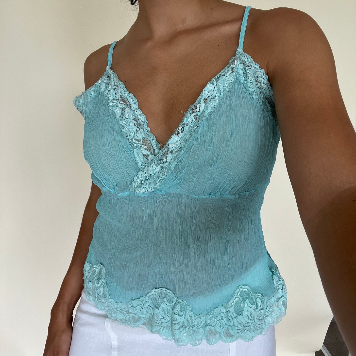 Débardeur en dentelle et perles bleu turquoise