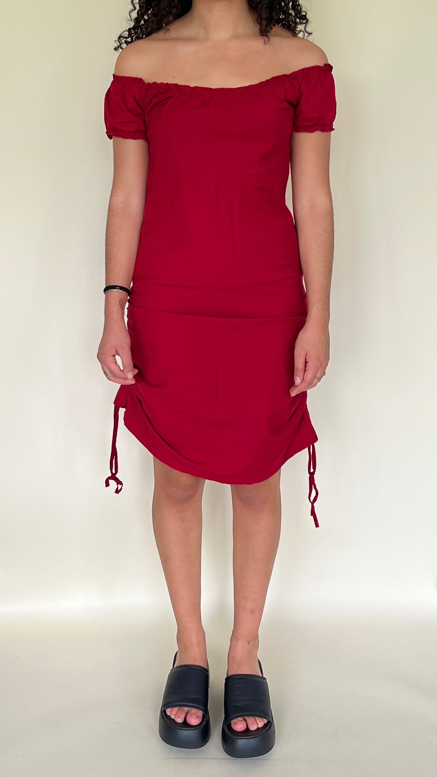 Robe rouge col bardot