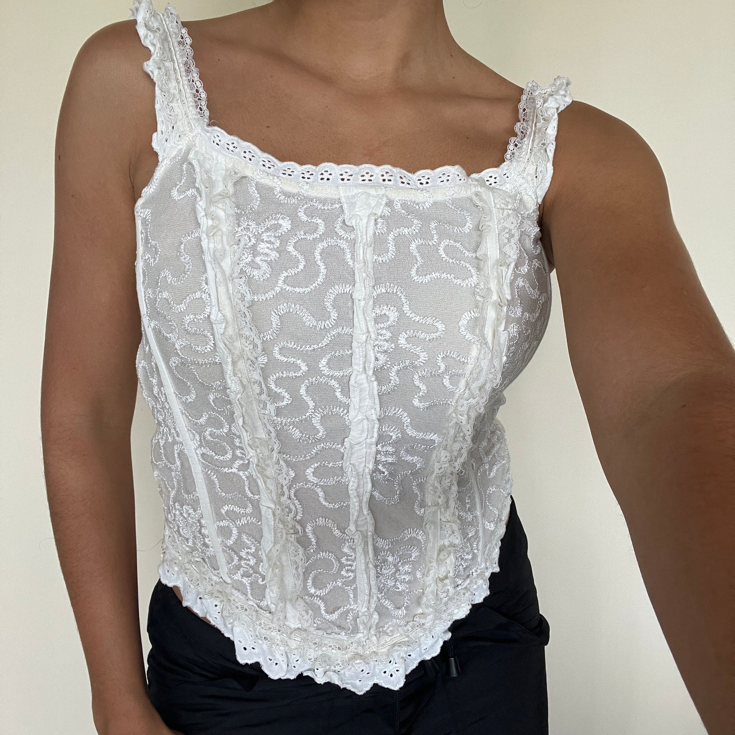 Corset en broderie et dentelle blanche