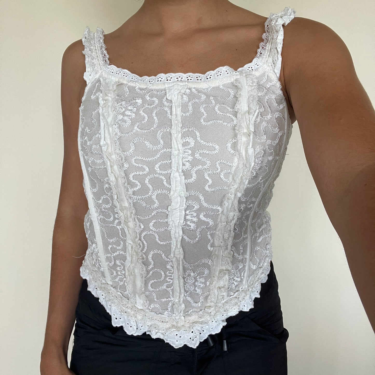 Corset en broderie et dentelle blanche