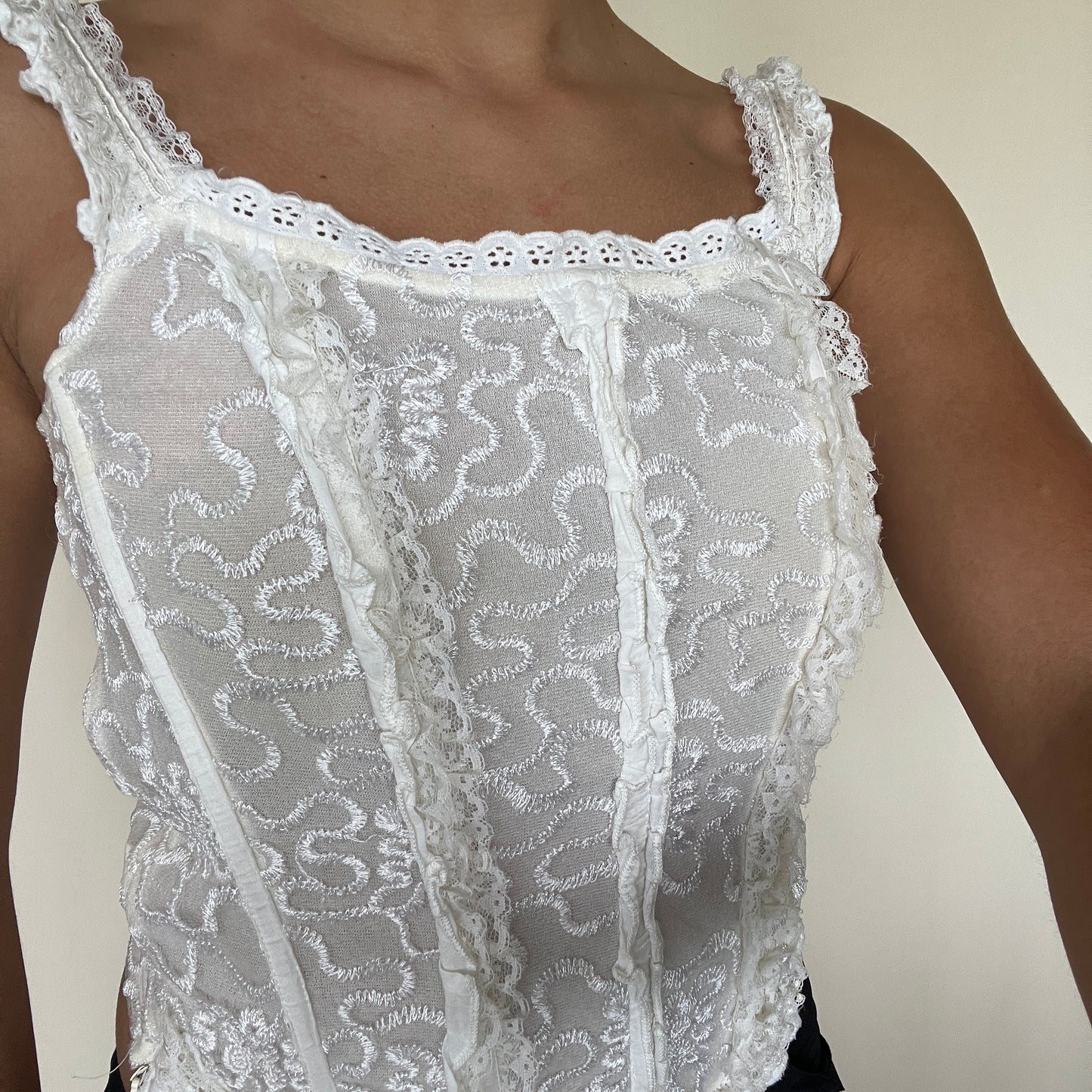 Corset en broderie et dentelle blanche