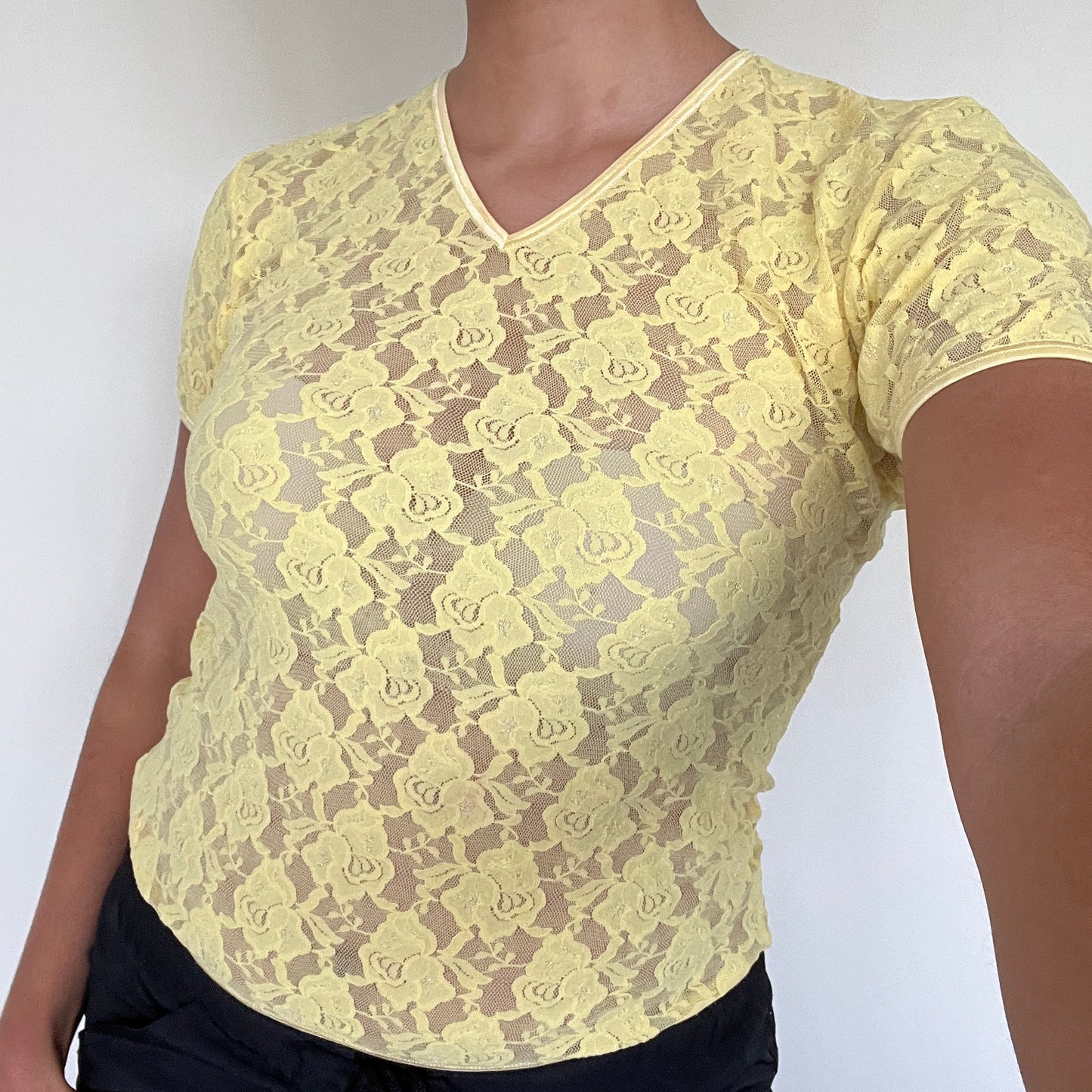 T-shirt jaune en dentelle