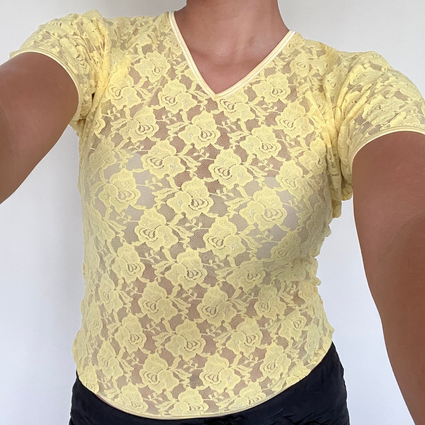 T-shirt jaune en dentelle