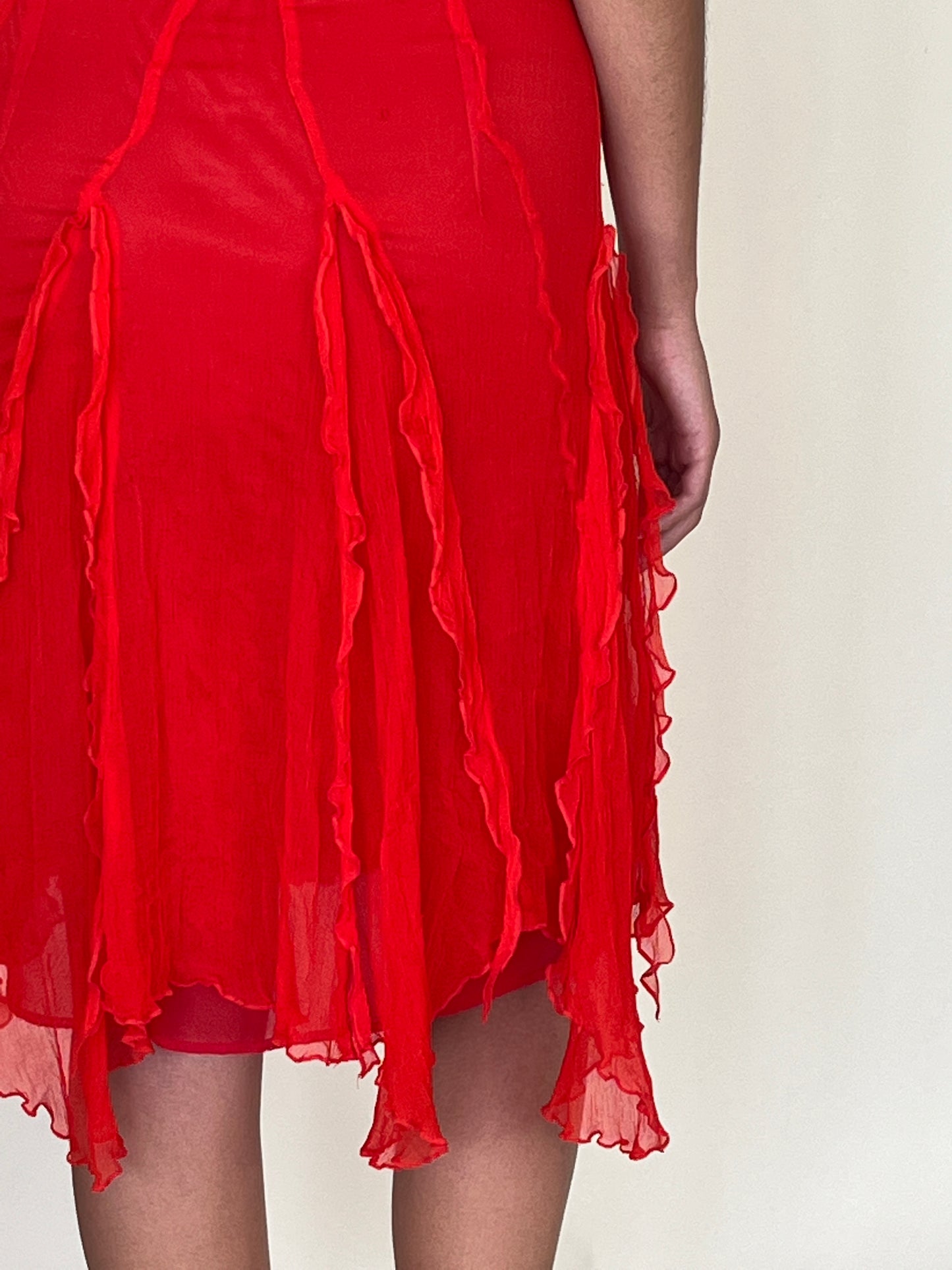 Robe rouge asymétrique