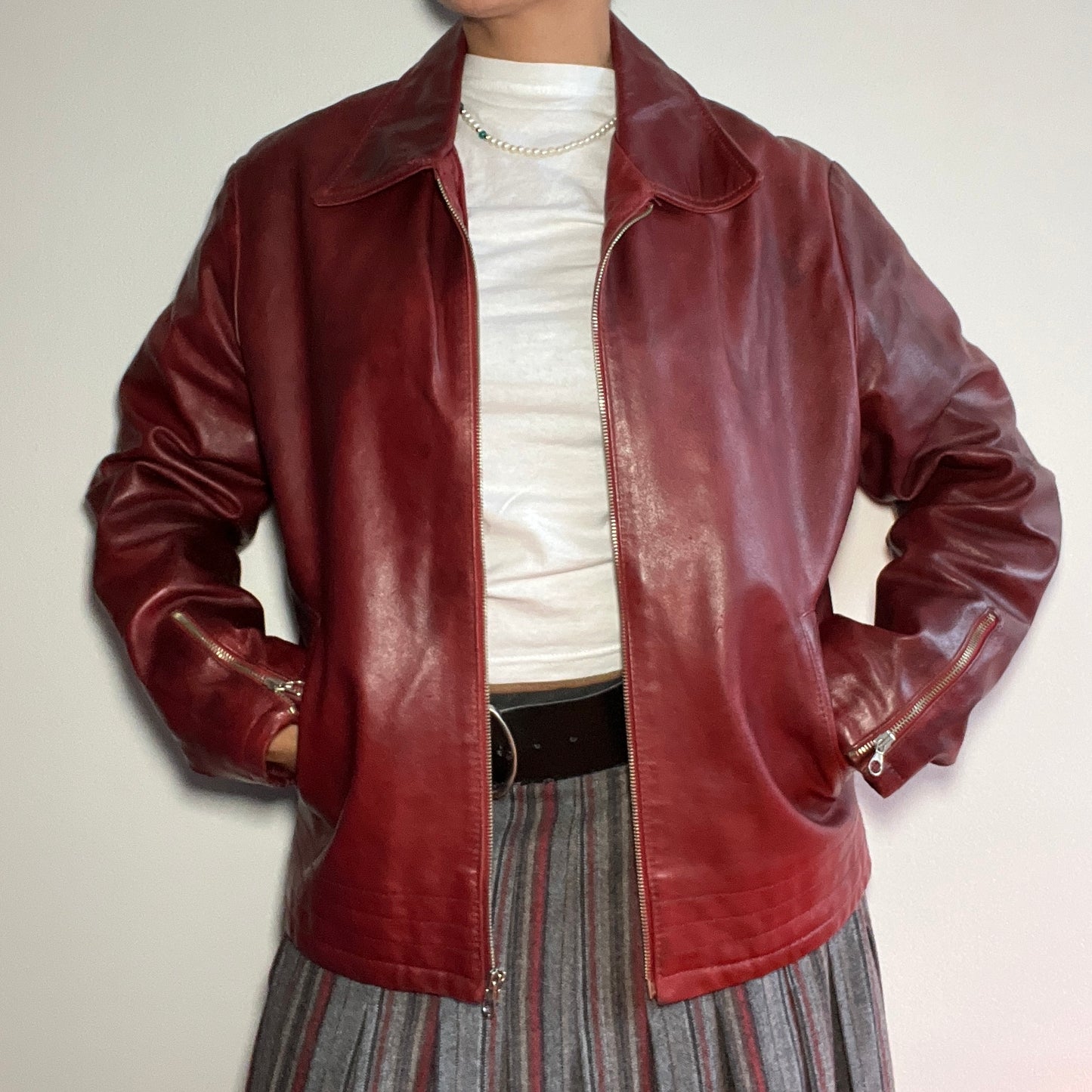 Veste zippée en cuir bordeaux