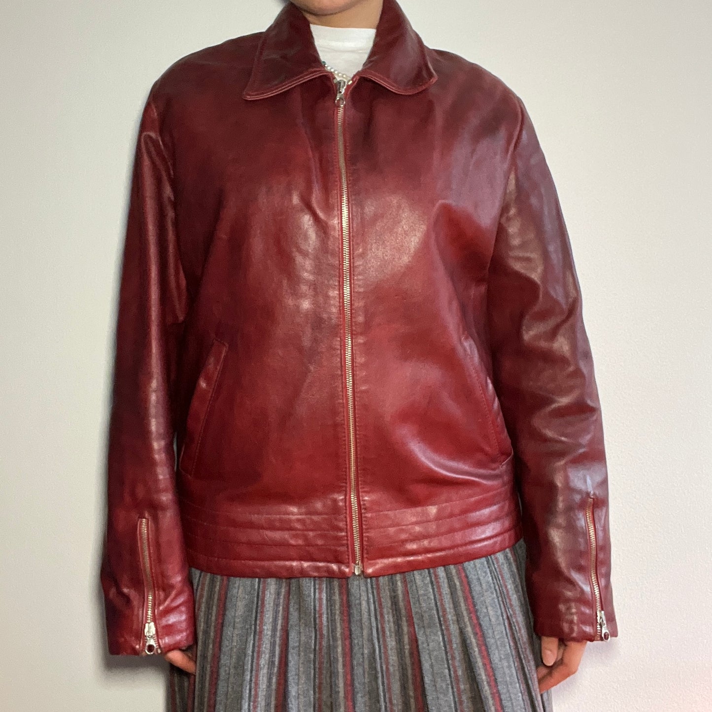 Veste zippée en cuir bordeaux