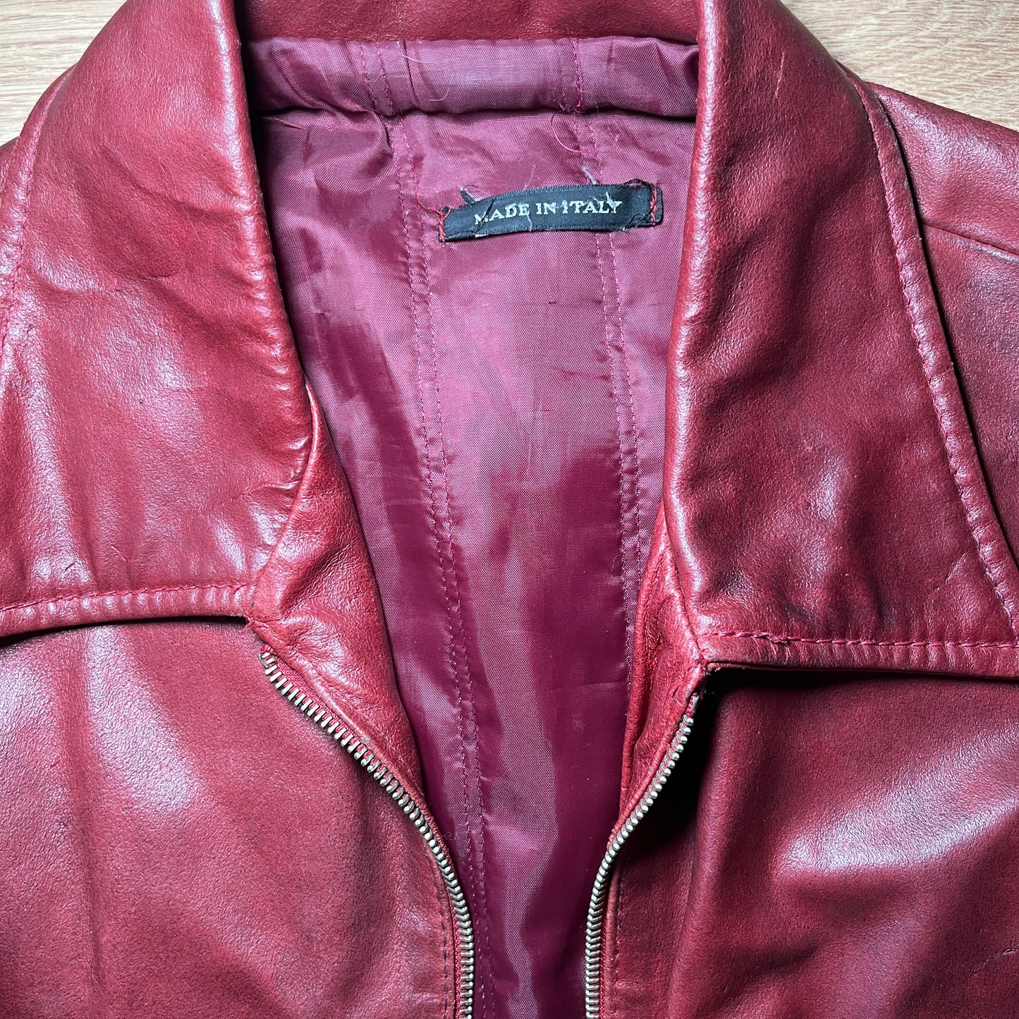 Veste zippée en cuir bordeaux