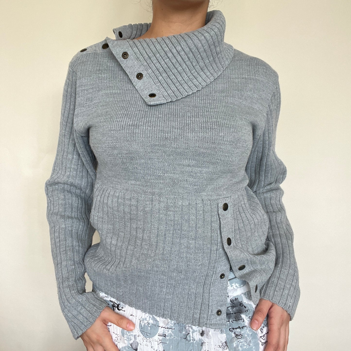 Pull col roulé côtelé modulable gris