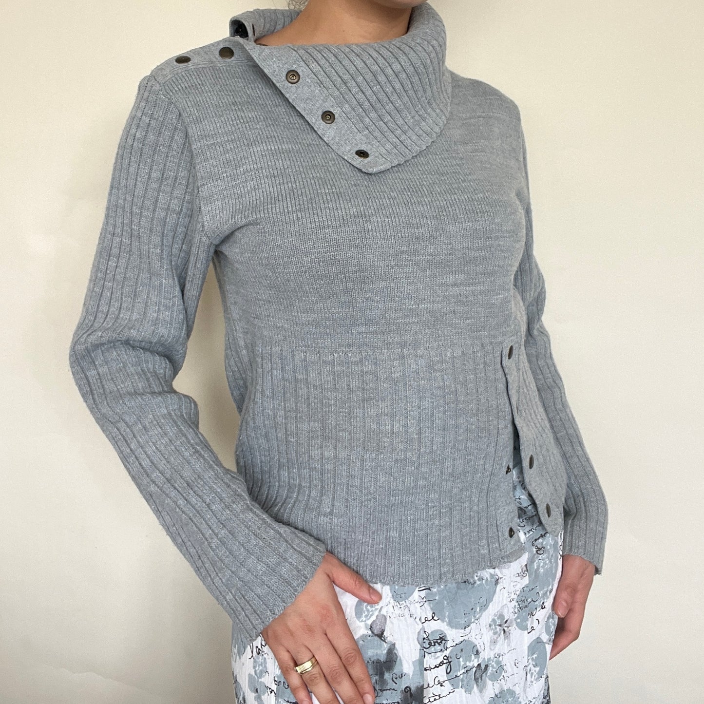 Pull col roulé côtelé modulable gris