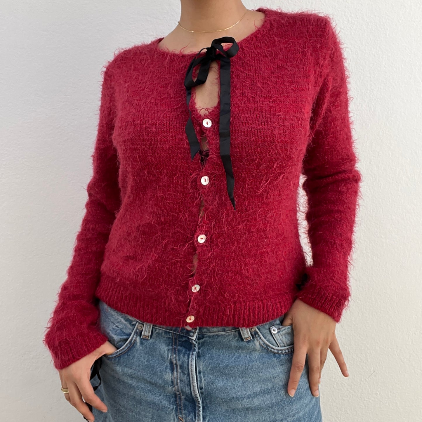 Cardigan rouge duveteux à noeuds