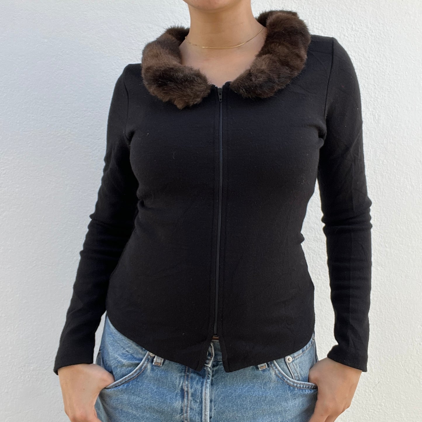 Gilet zippé noir à col en fausse fourrure