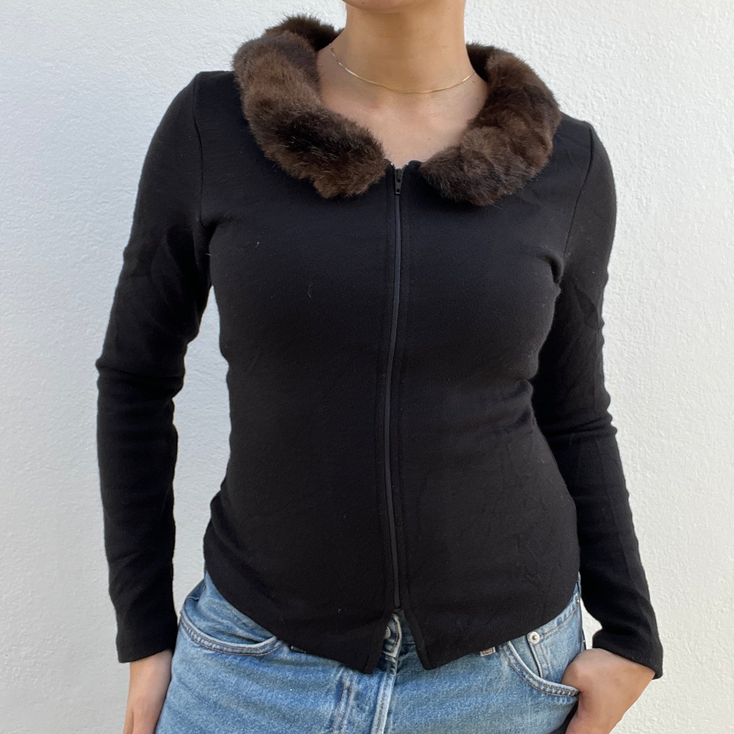 Gilet zippé noir à col en fausse fourrure