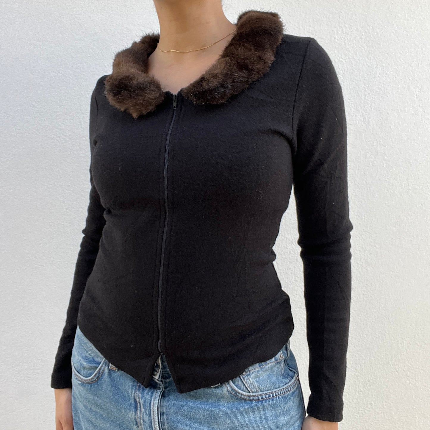 Gilet zippé noir à col en fausse fourrure