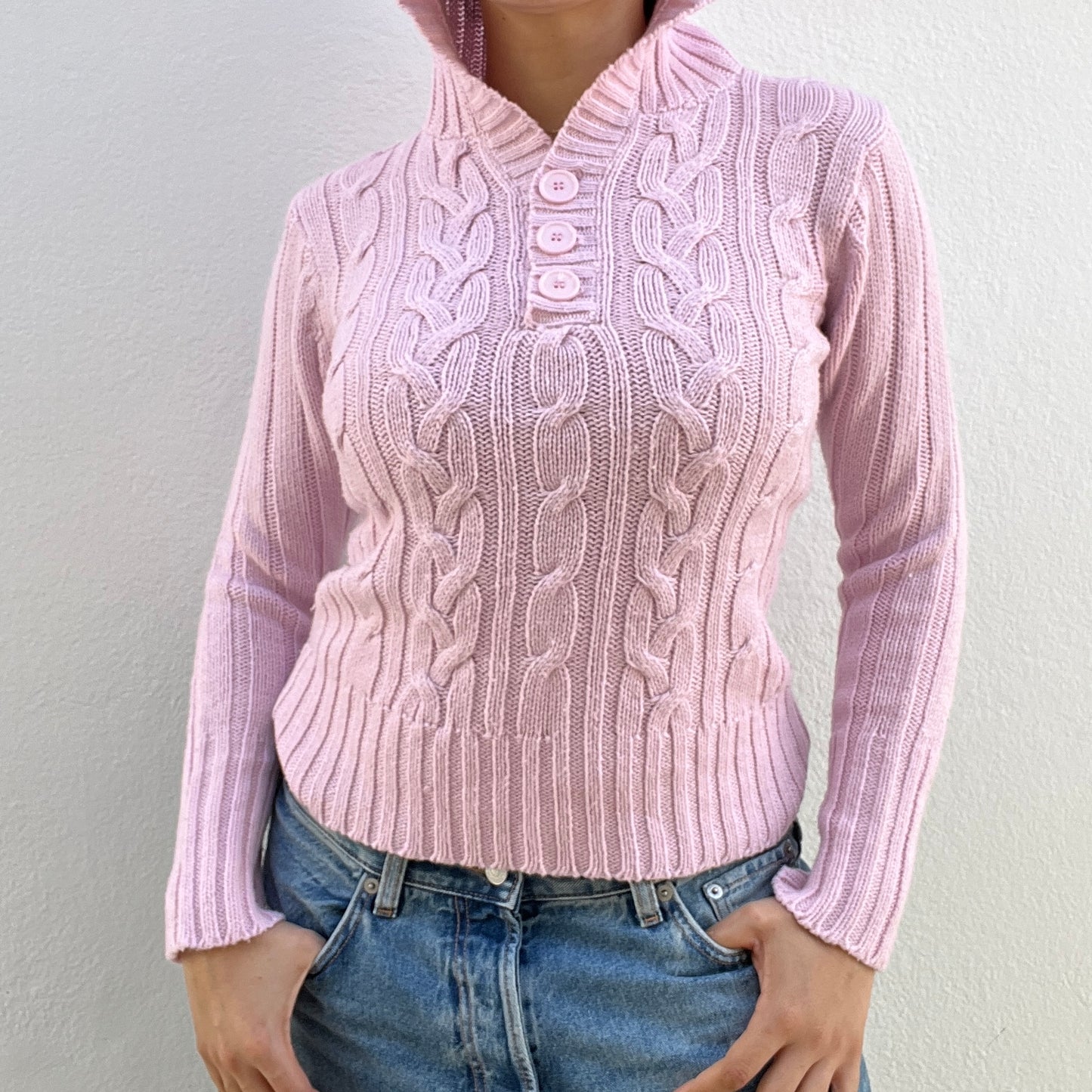 Pull tressé à capuche rose